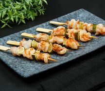 Мини-шашлычки из тигровых креветок