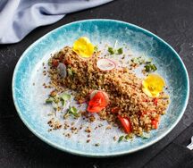Салат с киноа и помидорами
