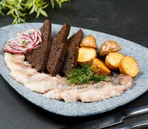 Сельдь с картофелем и гренками
