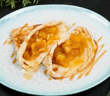 Блины с карамелизированными яблоками