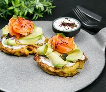 Драники картофельные с лососем и авокадо