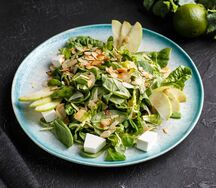 Салат с яблоком, миндалем и сыром