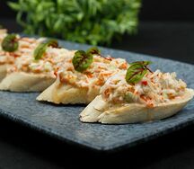 Мини-брускетта с крабом и соусом айоли