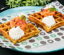 Вафли из цукини с лососем и творожным сыром
