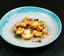 Шампиньоны с арахисом