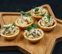 Тарталетка с сыром и грибами