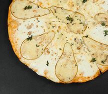 Пицца с грушей и горгонзолой