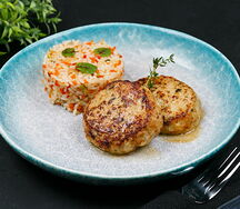 Куриные котлеты с рисом и овощами