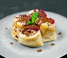 Блины с вишней и шоколадным соусом