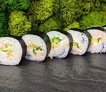 Ролл с креветкой поке чили