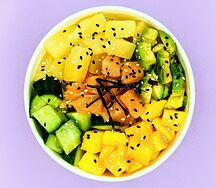 Поке с лососем, манго и ананасом