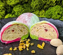 Моти с фисташкой, клубникой и миндалем