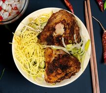 Куриные бёдра на мангале и яичная лапша
