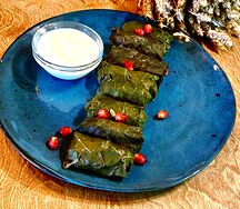 Долма фирменная из свинины и говядины с соусом мацони