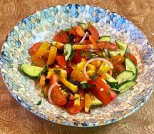 Салат овощной по-кавказски с сыром сулугуни