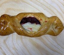 Булочка с творогом и вишней