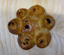 Булочка с изюмом