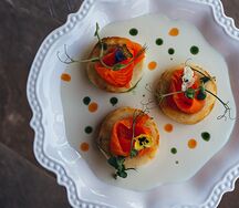 Сырники солёные с лососем и кремом из пармезана и трюфельного масла