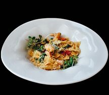 Фарфалле по-средиземноморски с креветками