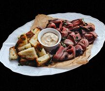 Копченая говядина с чесночными гренками