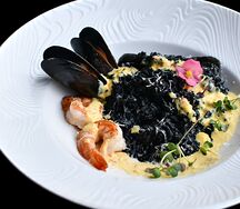Ризотто с морепродуктами и соусом шафран