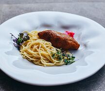 Котлета куриная со спагетти и сыром сулугуни