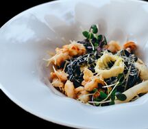 Спагетти Нери с креветками, каперсами и кальмаром