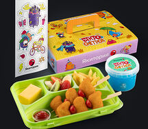 Бенто с наггетсами и подарок