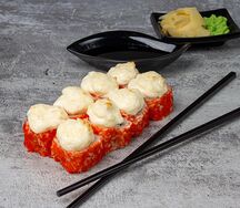 Запеченный ролл с моцареллой и крабом