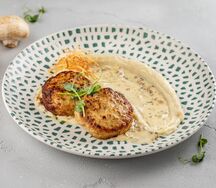 Куриные котлеты с пюре и соусом из сливок и грибов