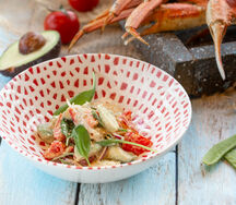 Салат с камчатским крабом, томатами и сельдереем