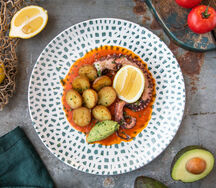 Осьминог на гриле с томатной сальсой и гуакамоле