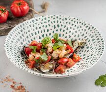 Печеный баклажан с креветками и томатами