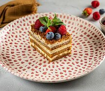 Медовый торт со свежими ягодами