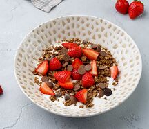 Гранола с йогуртом и свежей клубникой