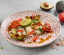 Кальмар на гриле с авокадо