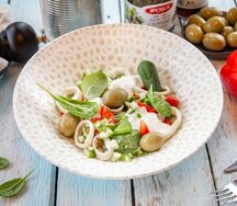 Греческий с кальмаром, печеным перцем и авокадо