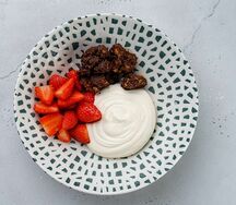 Сметанный крем с клубникой и шоколадным штрейзелем