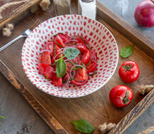 Салат из сладких томатов с крымским луком