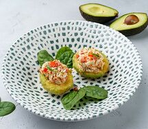 Авокадо на гриле с крабовым салатом и красной икрой