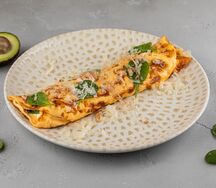 Омлет с лососем и авокадо