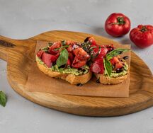 Брускетта с гуакамоле и томатами