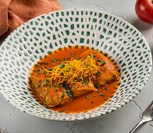 Голубцы с треской и лососем в соусе томатная сальса