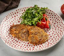 Панированная телятина с рукколой и томатами