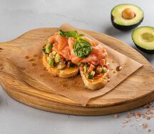 Брускетта с лососем и авокадо