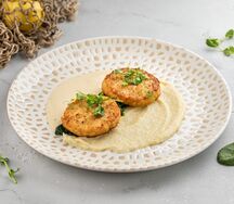 Рыбные котлеты с пюре и сливочным соусом