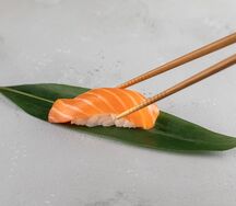 Суши лосось
