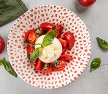 Буррата с томатами