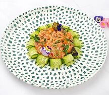 Тартар с лососем и икрой морского ежа