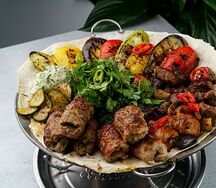 Ассорти из шашлыков и люля с овощами на гриле